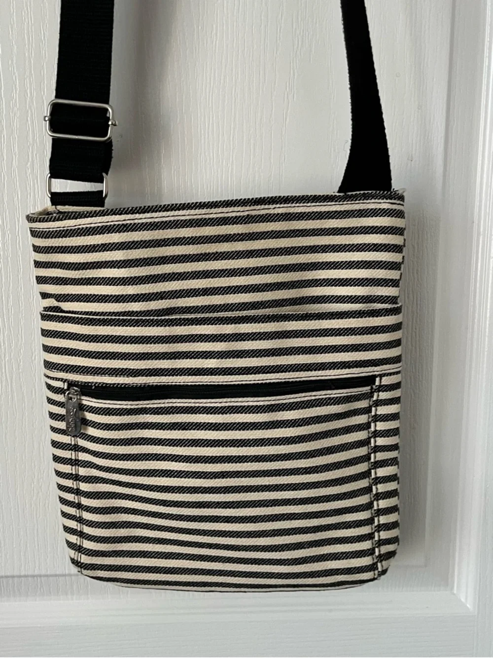 THIRTY-ONE Striped Crossbody Bag Black White Adjustable Strap EUC - Picture 8 of 10